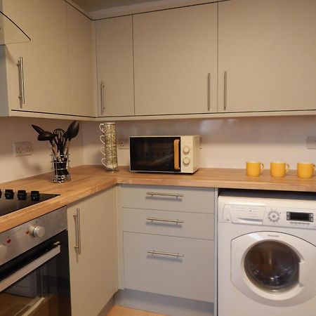 Modern, Well Located En-Suite Rooms With Parking - Orbitat Accommodations CBG Extérieur photo