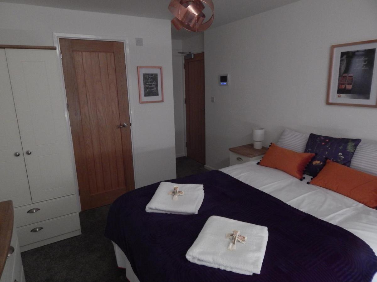 Modern, Well Located En-Suite Rooms With Parking - Orbitat Accommodations CBG Extérieur photo