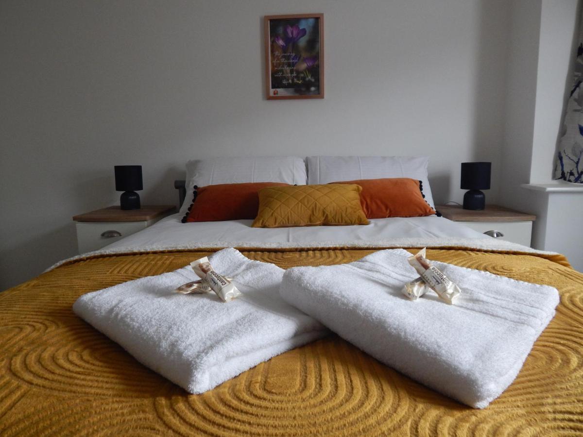 Modern, Well Located En-Suite Rooms With Parking - Orbitat Accommodations CBG Extérieur photo