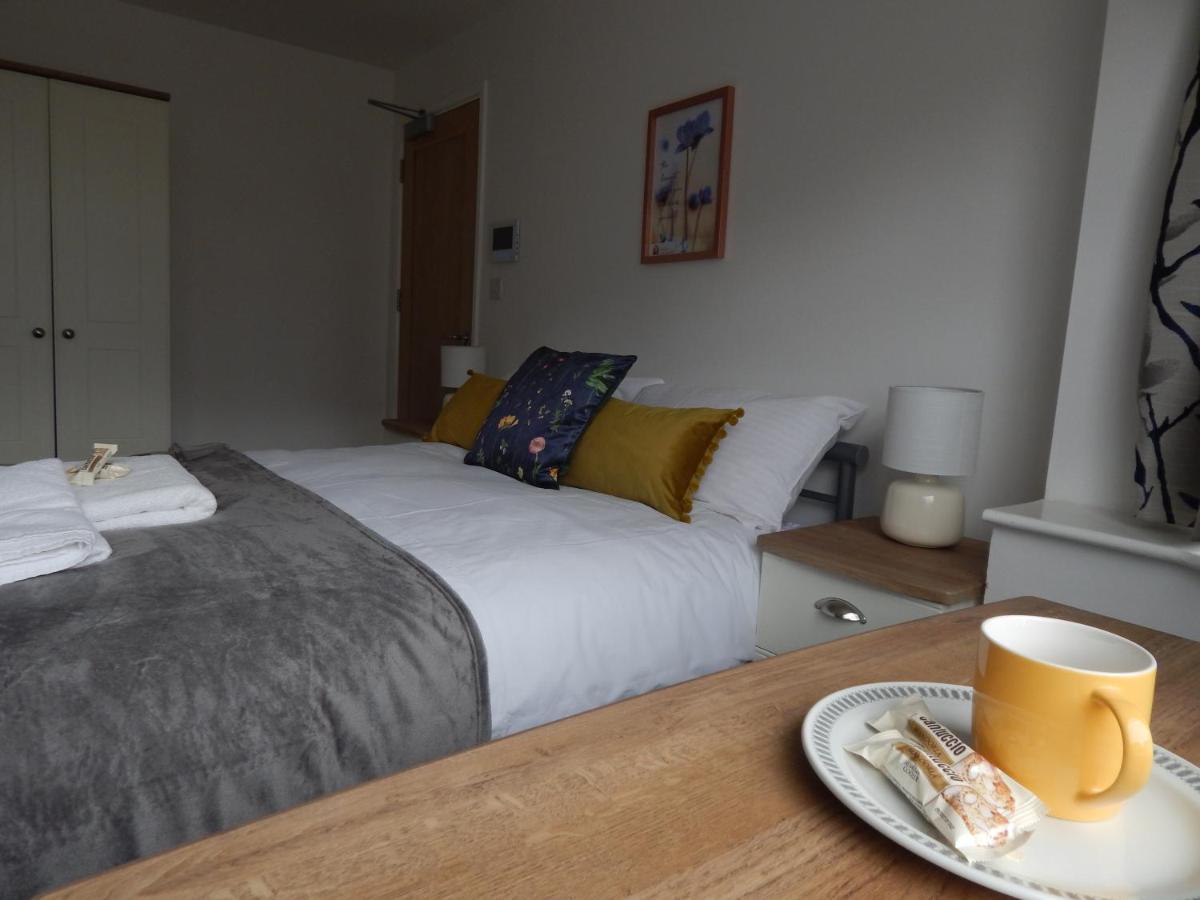 Modern, Well Located En-Suite Rooms With Parking - Orbitat Accommodations CBG Extérieur photo