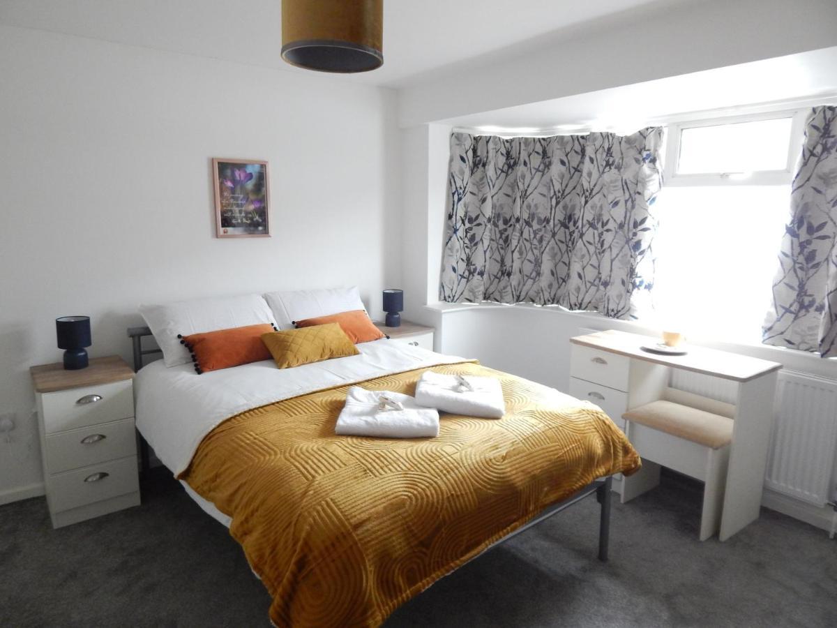 Modern, Well Located En-Suite Rooms With Parking - Orbitat Accommodations CBG Extérieur photo