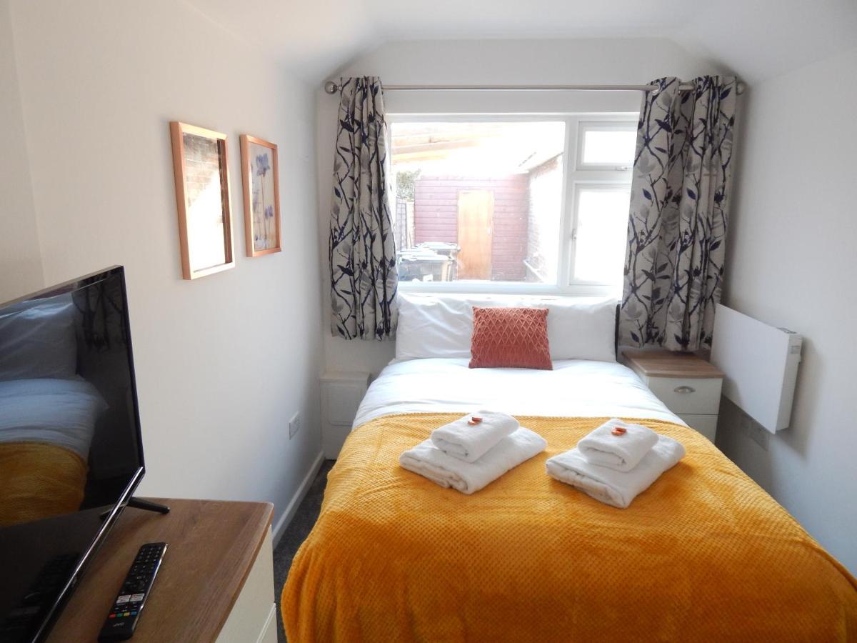Modern, Well Located En-Suite Rooms With Parking - Orbitat Accommodations CBG Extérieur photo