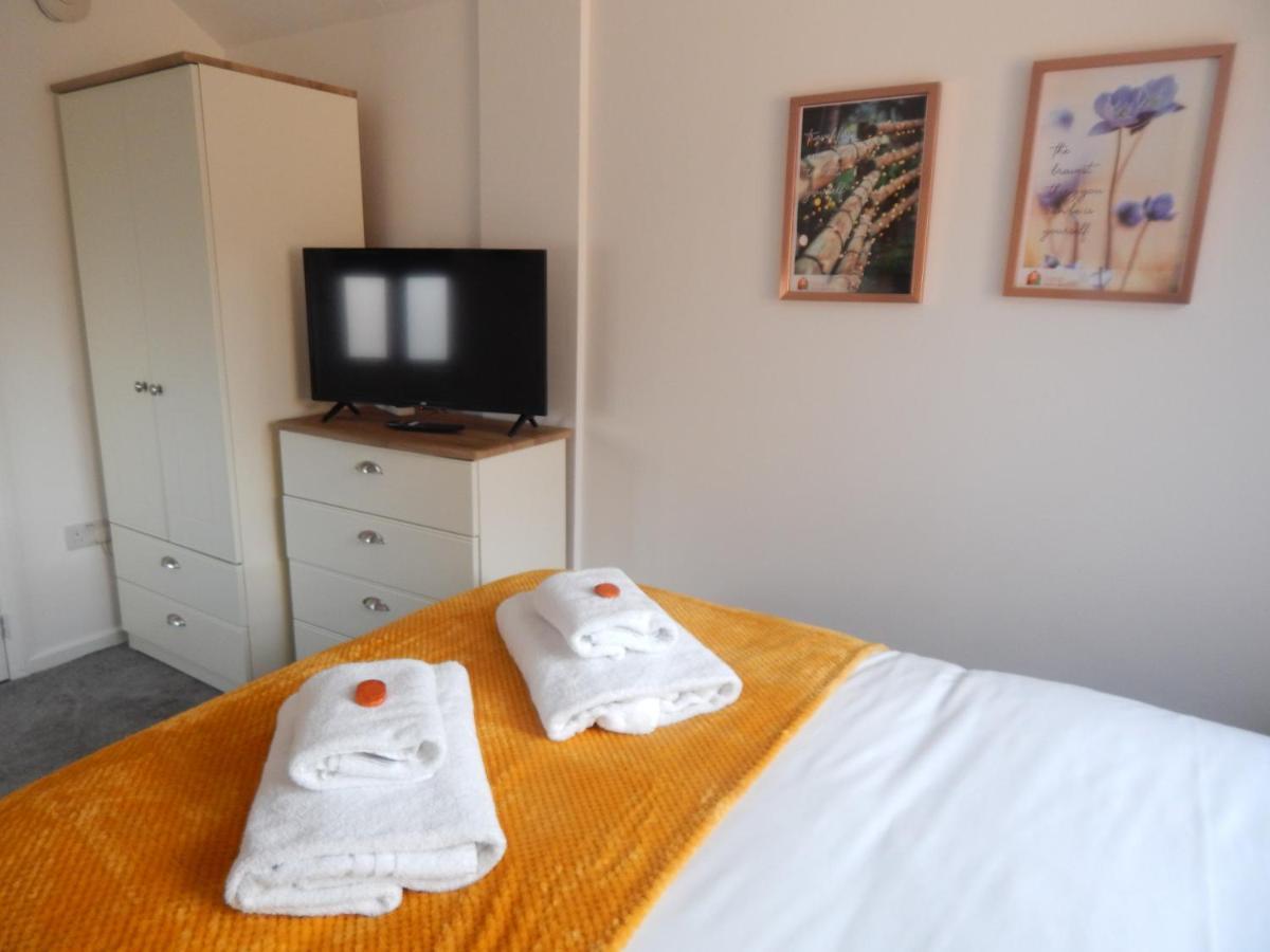 Modern, Well Located En-Suite Rooms With Parking - Orbitat Accommodations CBG Extérieur photo
