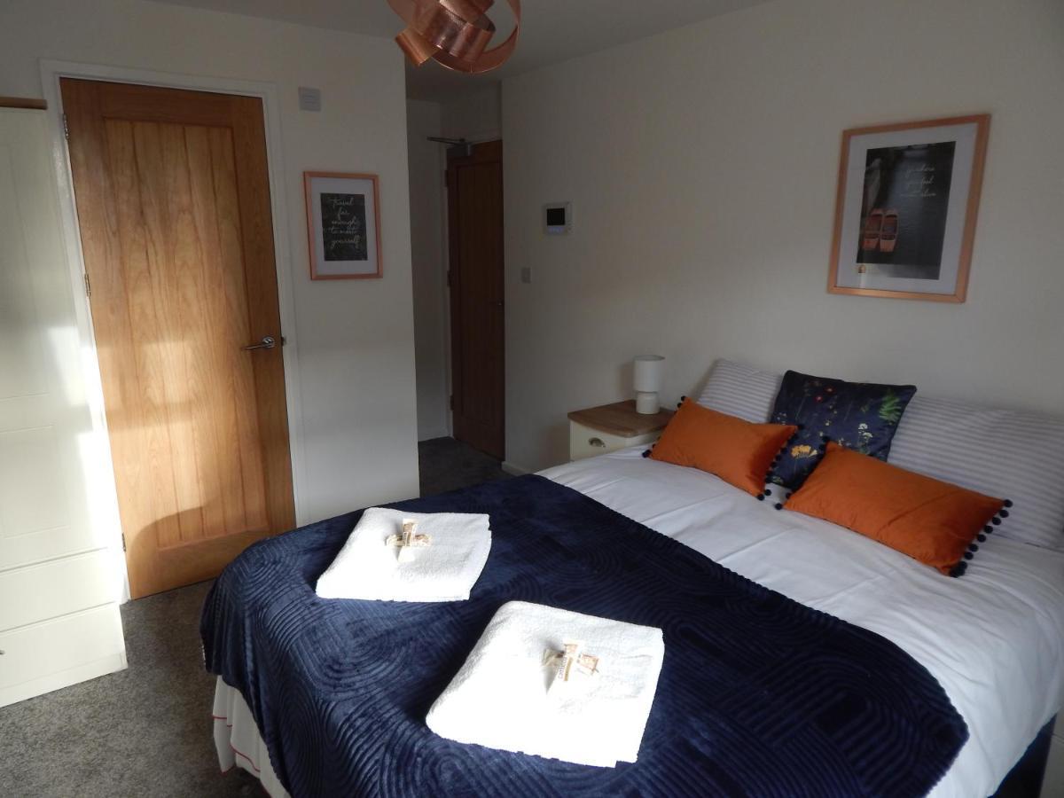 Modern, Well Located En-Suite Rooms With Parking - Orbitat Accommodations CBG Extérieur photo