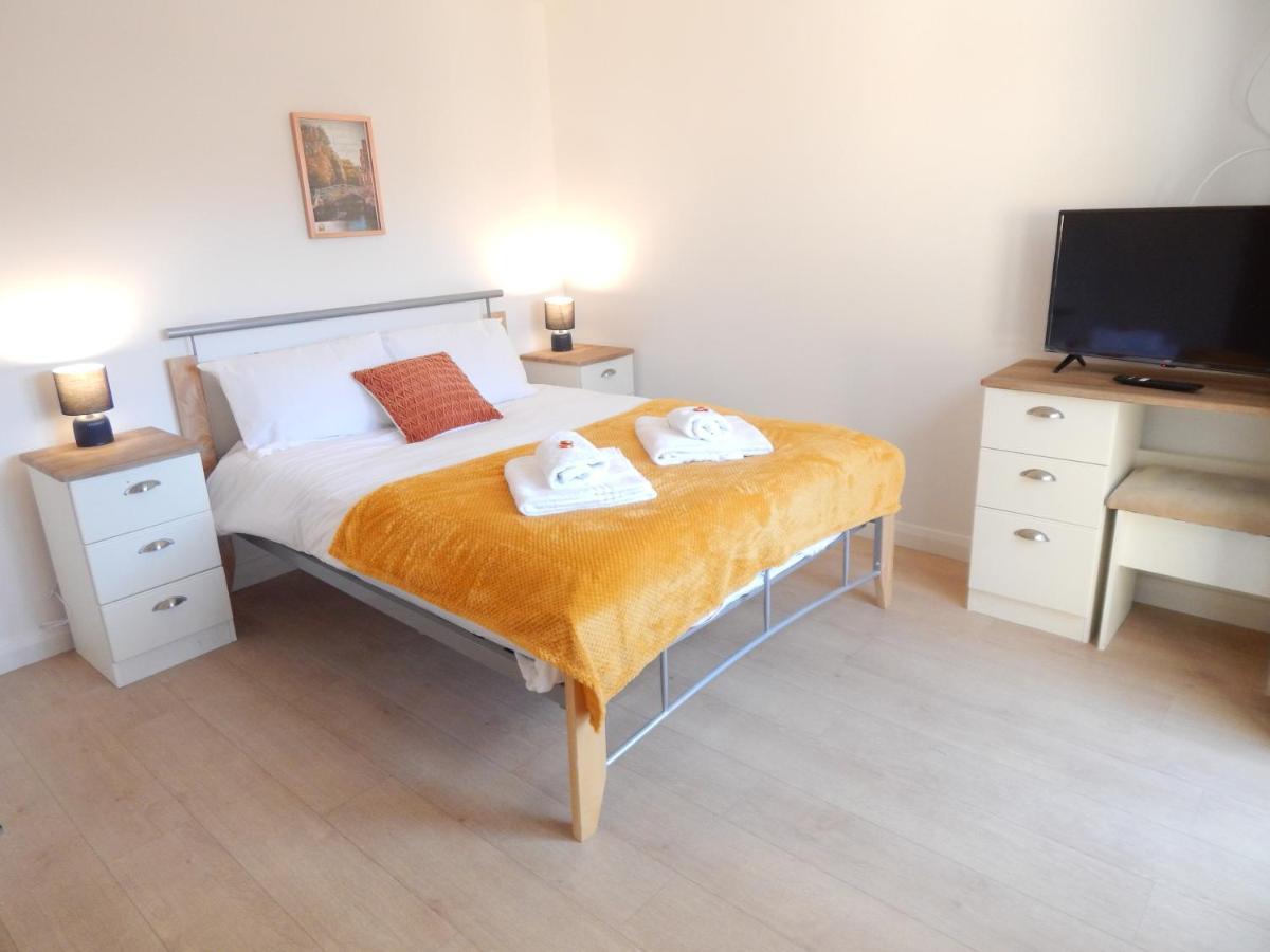 Modern, Well Located En-Suite Rooms With Parking - Orbitat Accommodations CBG Extérieur photo