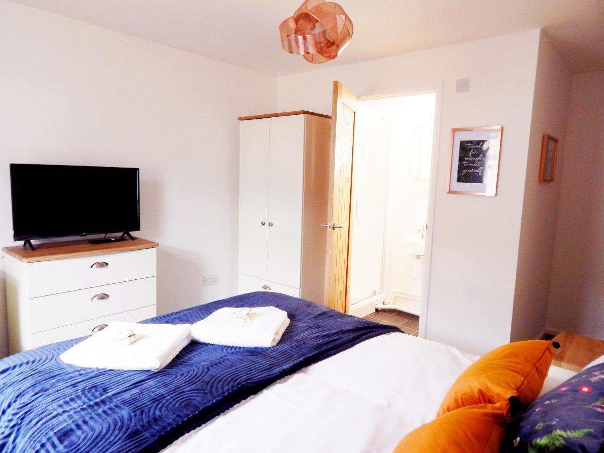 Modern, Well Located En-Suite Rooms With Parking - Orbitat Accommodations CBG Extérieur photo