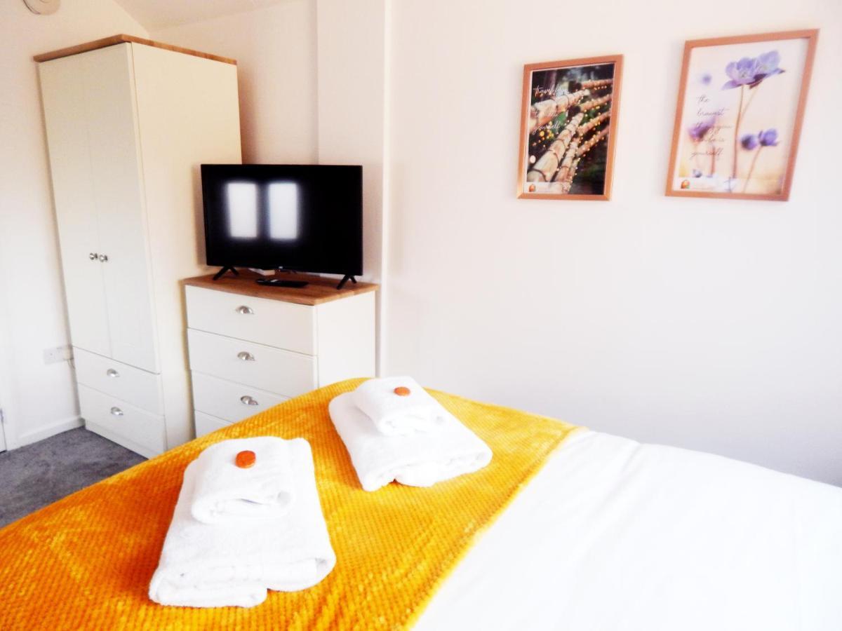 Modern, Well Located En-Suite Rooms With Parking - Orbitat Accommodations CBG Extérieur photo
